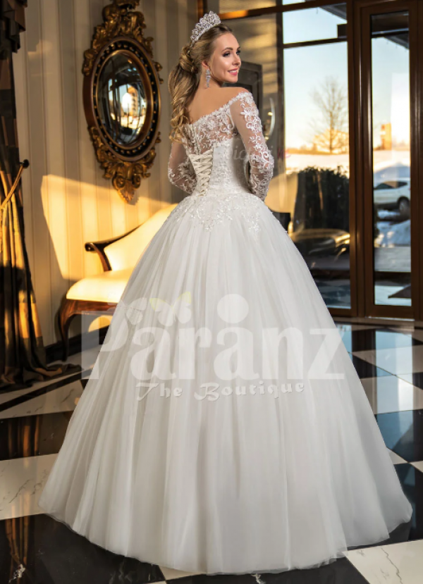 Gaun dengan rok bervolume tinggi